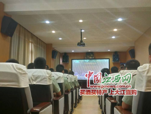 消防官兵一同觀看抗戰閱兵式